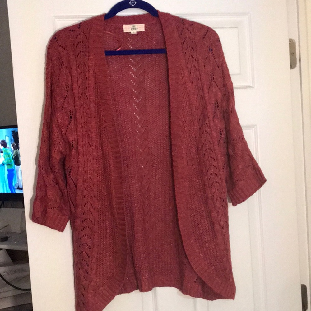 Red quarter sleeve sweater